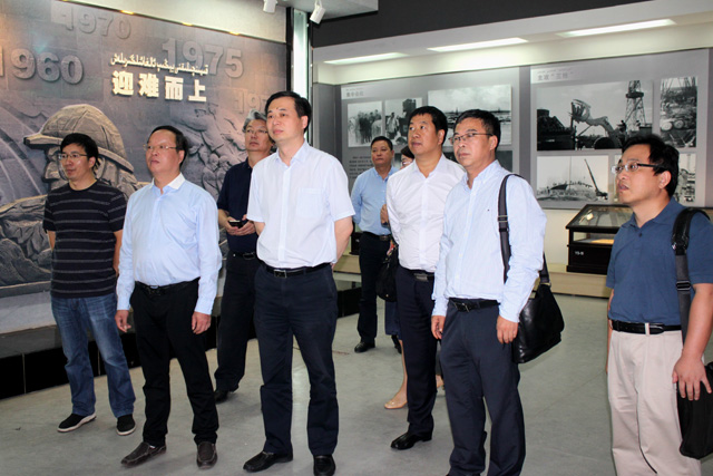 1503024822216170.jpg 图3--参观克拉玛依市展览馆了解新疆石油工业发展史1.JPG