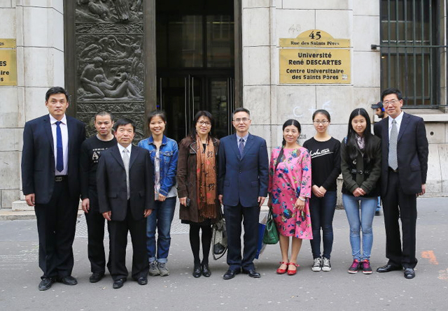 代表团在法国巴黎第五大学生物医学工程学院公务后留念 JPG.JPG