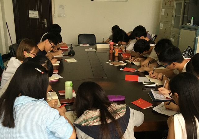 1467343639969868.jpg 雷锋兵站部分成员和学生党员代表默写入党誓词1_副本.jpg