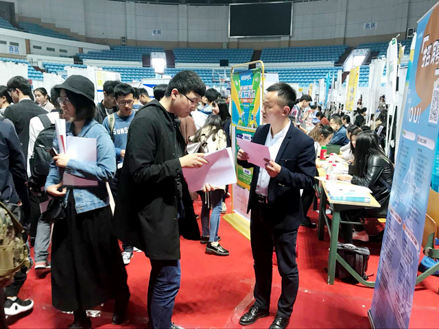 1508998096158757.jpg 招聘会04.jpg