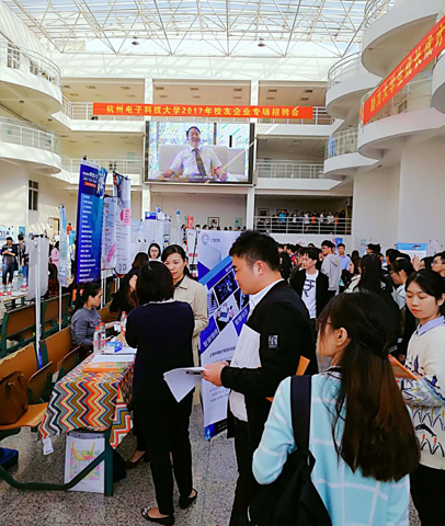 1508997990379096.jpg 招聘会03.jpg