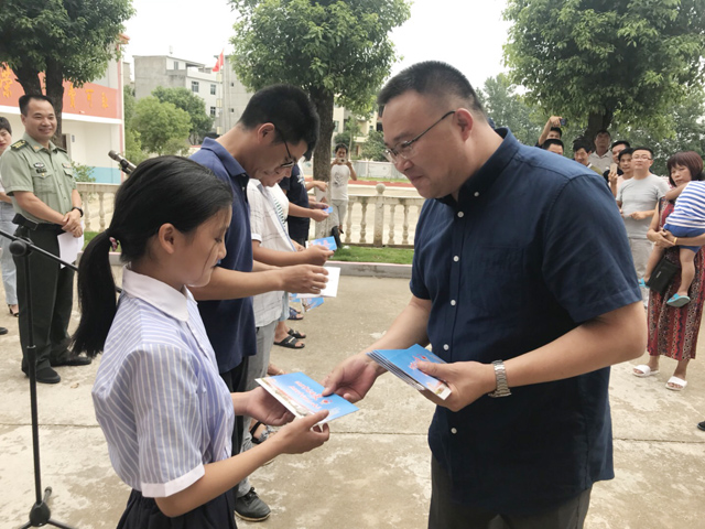 1531895779638849.jpg 朱书记发放慰问金.jpg