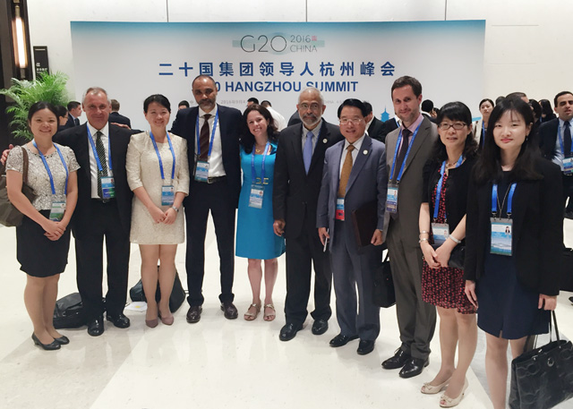 1473503665387218.jpg 联合国听会人员在G20会场与接待小组合影.jpg