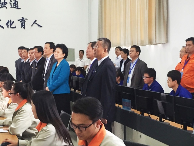 1546571732930233.jpg 刘延东副总理视察我校产业化基地服务地方合作项目(侯平智研究员).jpg