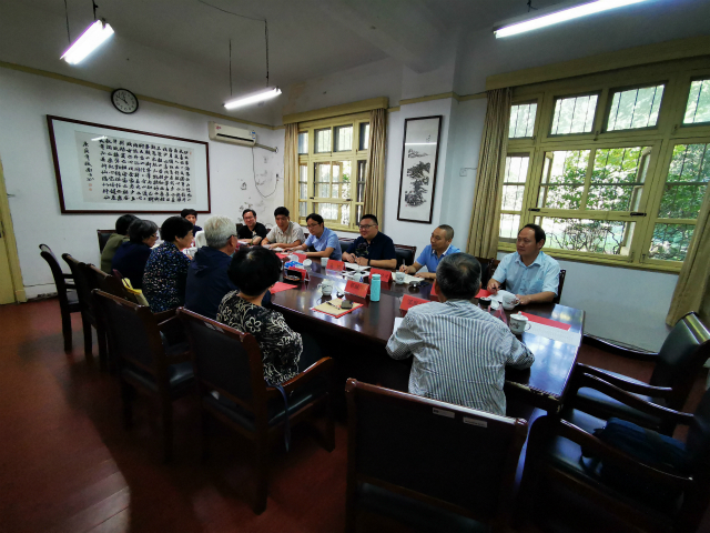 1569644605376400.jpg 离退休座谈会1_meitu_1.jpg