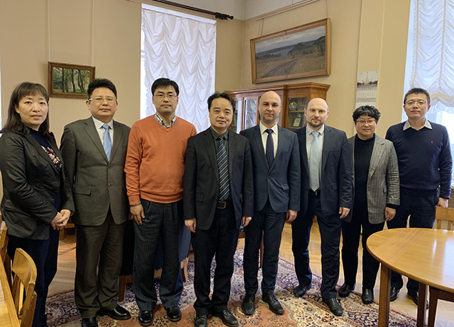 1553477914843155.jpg 代表团访问莫斯科国立大学.jpg