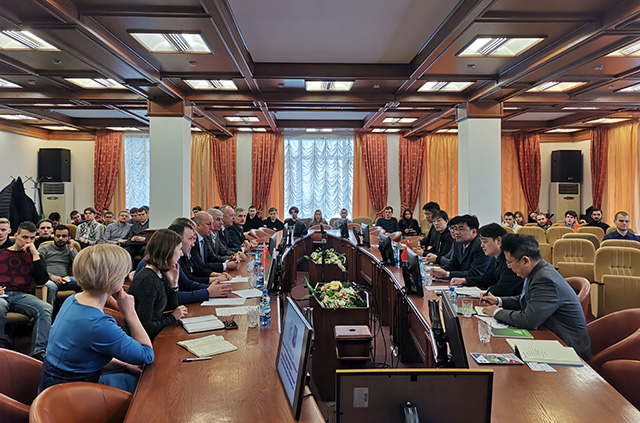 1553478049624448.jpg 代表团与白俄罗斯国立信息与无线电电子大学校长会谈.jpg