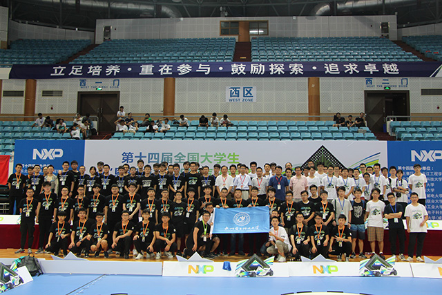 1564480959147267.jpg 校领导与参赛队员等合影1.JPG