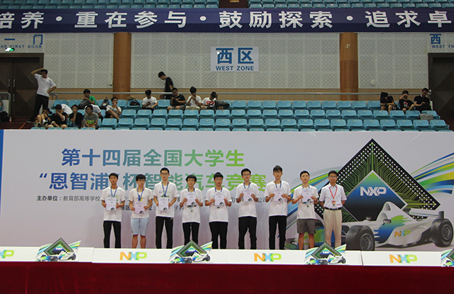 1564480950752979.jpg 颁奖嘉宾与获奖队员合影 (1).jpg