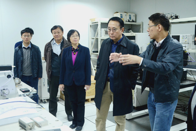 图2 参观实验室现场.JPG