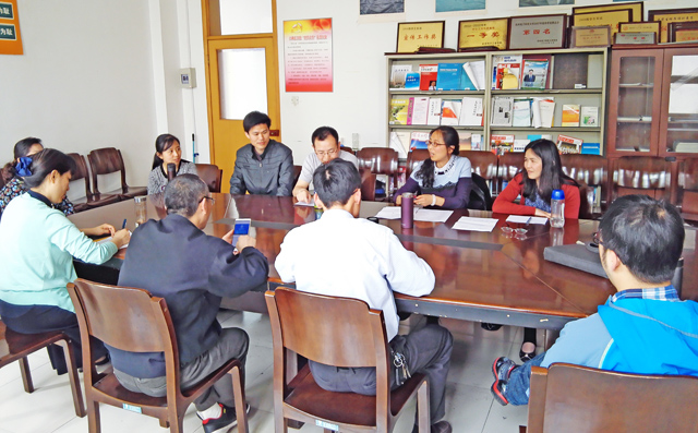 1528088541396615.jpg 课程组研讨副本1.jpg