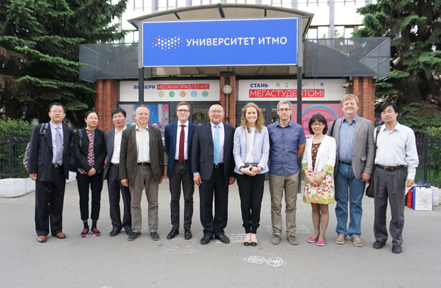 1529978396443850.jpg 朱书记访问圣光机大学.jpg